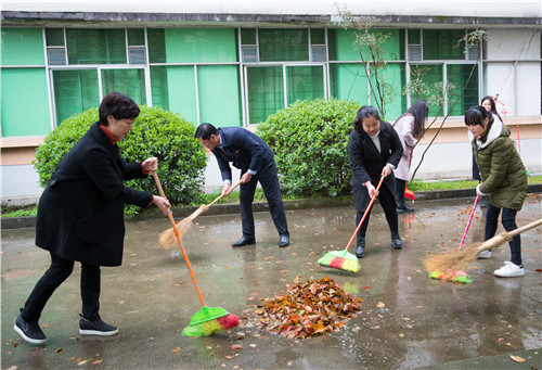 曉文書記親力親為與同學們一起清掃.jpg