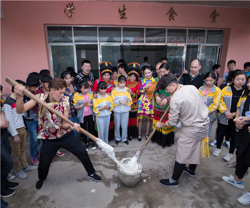 少數民族同學體驗漢族美食——糍粑的制作過程.jpg