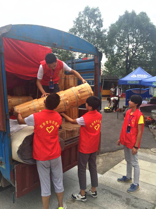 我校青年志愿者積極助力中央電視臺《鄉村大世界》—走進明月山暨第十屆月亮文化旅游節開幕式彩排工作3).jpg