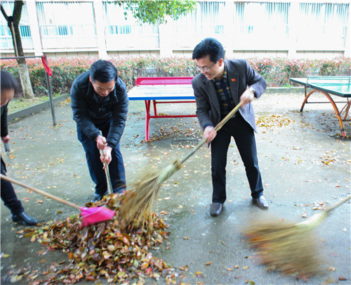 云山校長與醫學院老師一起清掃包干區.jpg