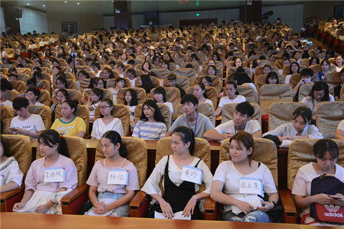 互聯網時代，什么人能創業成功——中山大學創業導師鄧業文做客“成長面對面”(2).JPG